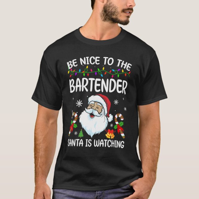 Camiseta Be Nice To The Bartender Santa Is Watching Christm (Frente)