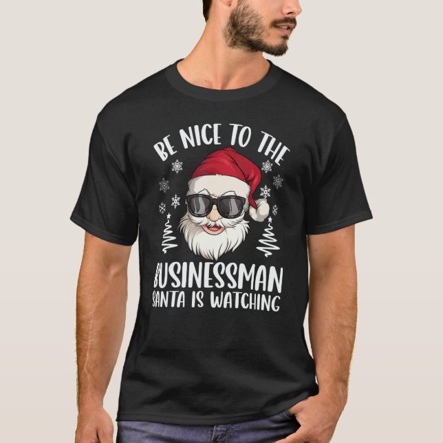 Camiseta Be Nice To The Businessman Santa Is Watching Chris (Frente)