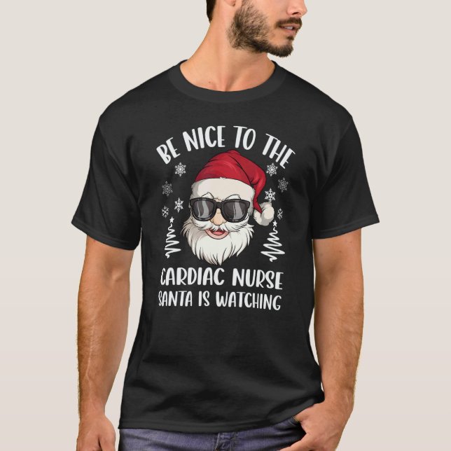Camiseta Be Nice To The Cardiac Nurse Santa Is Watching Chr (Frente)