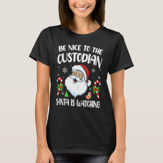 Camiseta Be Nice To The Custodian Santa Is Watching   Chris
