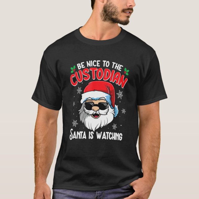 Camiseta Be Nice To The Custodian Santa Is Watching  Christ (Frente)