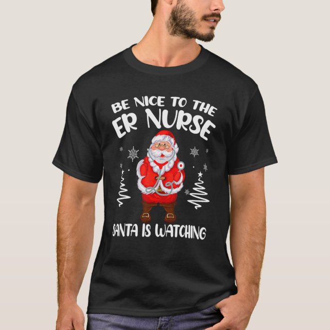 Camiseta Be Nice To The ER Nurse Santa Is Watching Nursing  (Frente)