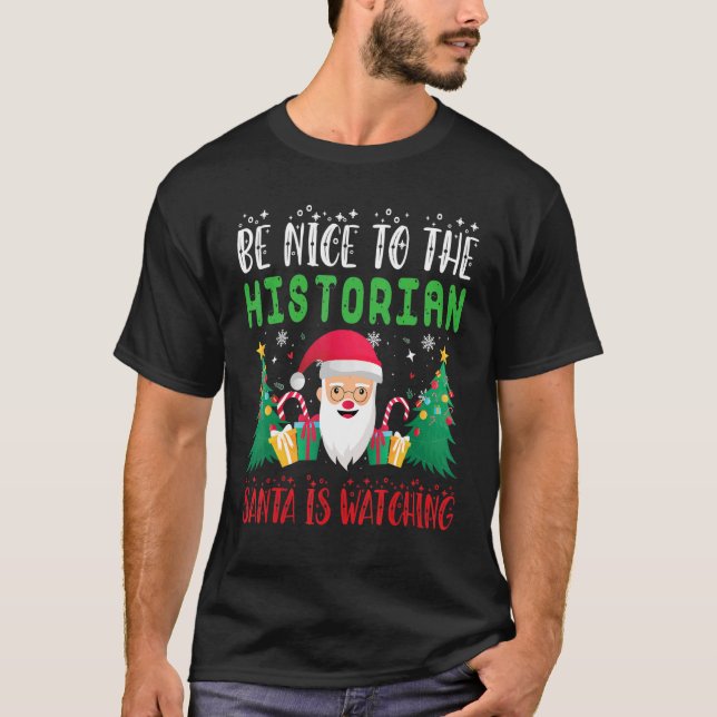 Camiseta Be Nice to the Historian Santa is Watching Xmas Ho (Frente)
