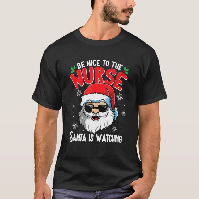 Camiseta Be Nice To The Nurse Santa Is Watching  Christmas  (Frente)