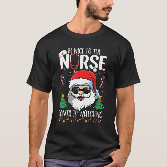 Camiseta Be Nice To The Nurse Santa Is Watching   Christmas (Frente)