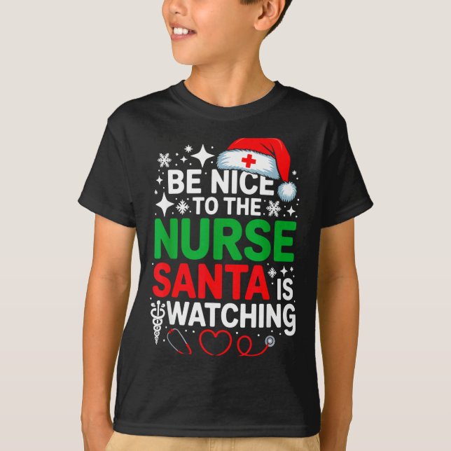 Camiseta Be Nice To The Nurse Santa Is Watching Funny Nurse (Frente)