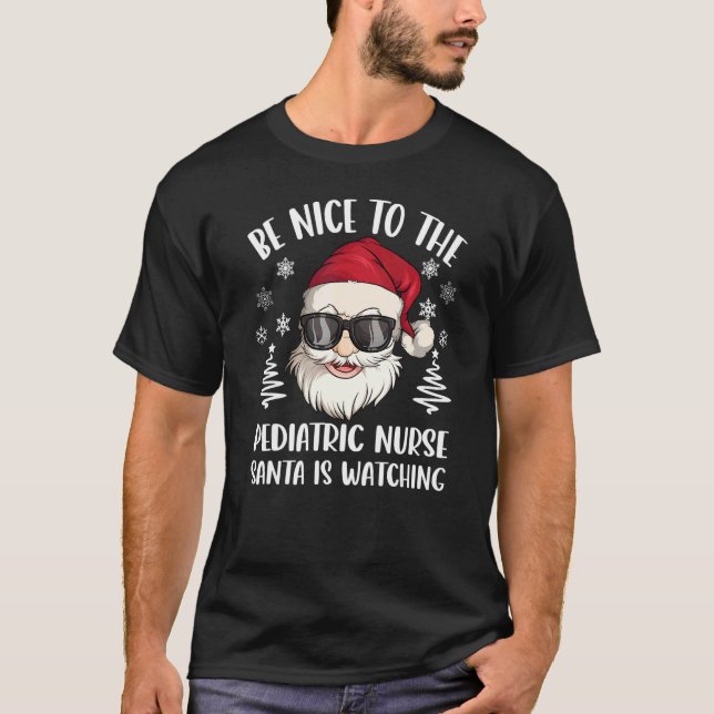 Camiseta Be Nice To The Pediatric Nurse Santa Is Watching C (Frente)