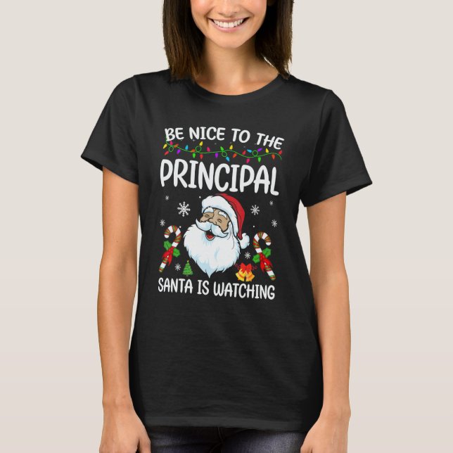 Camiseta Be Nice To The Principal Santa Is Watching Christm (Frente)