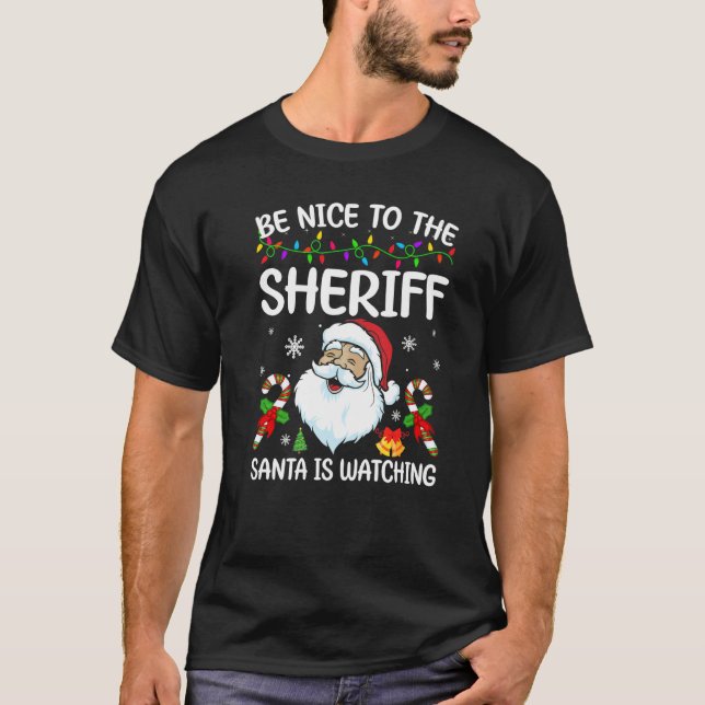 Camiseta Be Nice To The Sheriff Santa Is Watching Christmas (Frente)