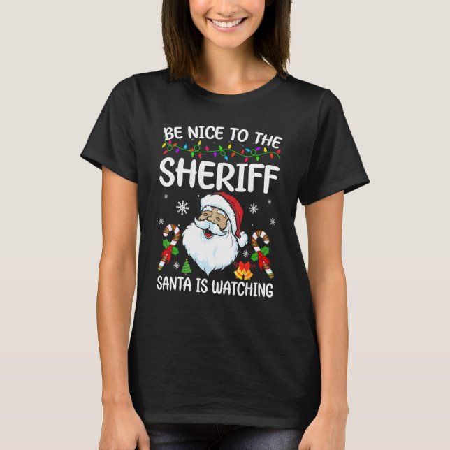 Camiseta Be Nice To The Sheriff Santa Is Watching Christmas (Frente)