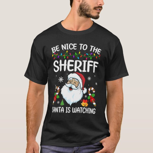 Camiseta Be Nice To The Sheriff Santa Is Watching Christmas (Frente)