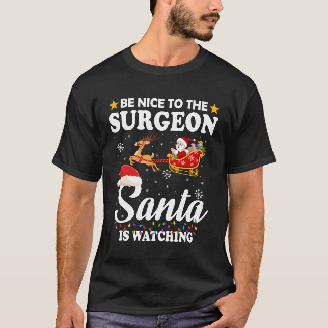 Camiseta Be Nice To The Surgeon Santa Watching Xmas (Frente)