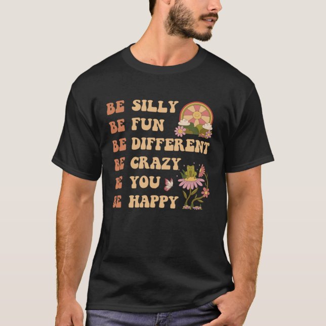 Camiseta Be Silly Be Fun Groovy Quote Retro Hippie Sun and  (Frente)