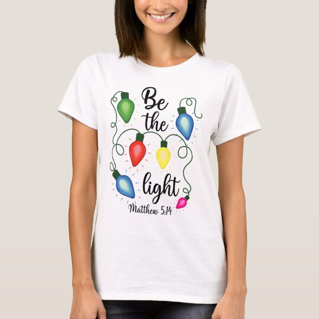 Camiseta Be The Light Christmas Lights Matthew 514 Bible Ch (Frente)