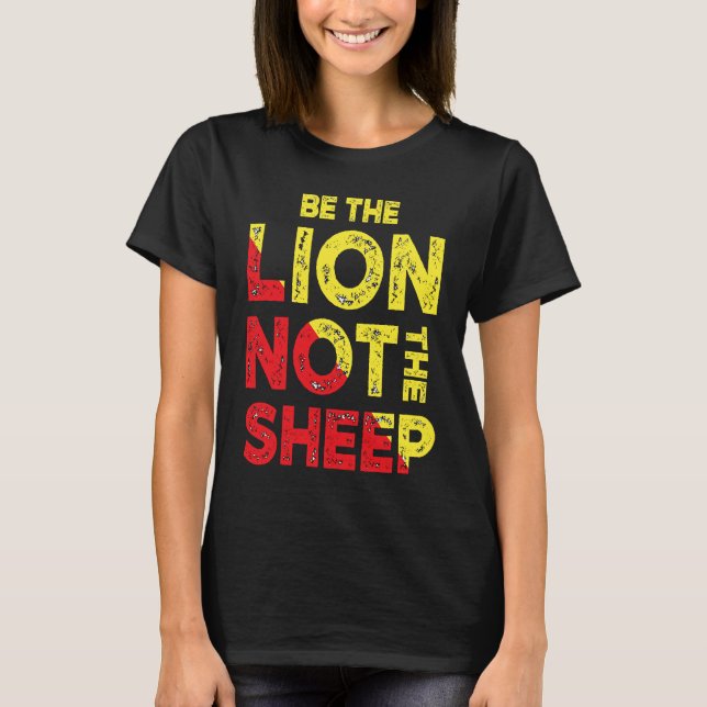Camiseta Be The Lion Not The Sheep Motivational Saying (Frente)