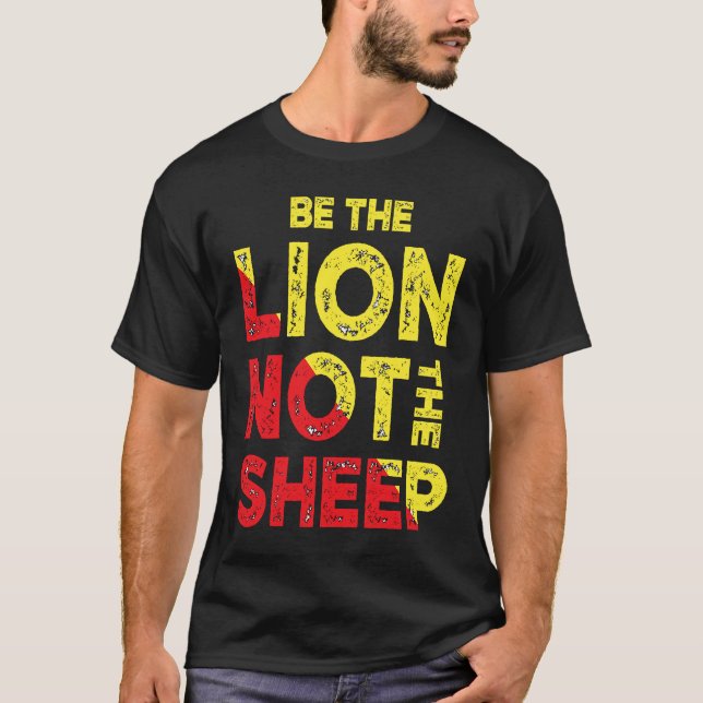 Camiseta Be The Lion Not The Sheep Motivational Saying (Frente)