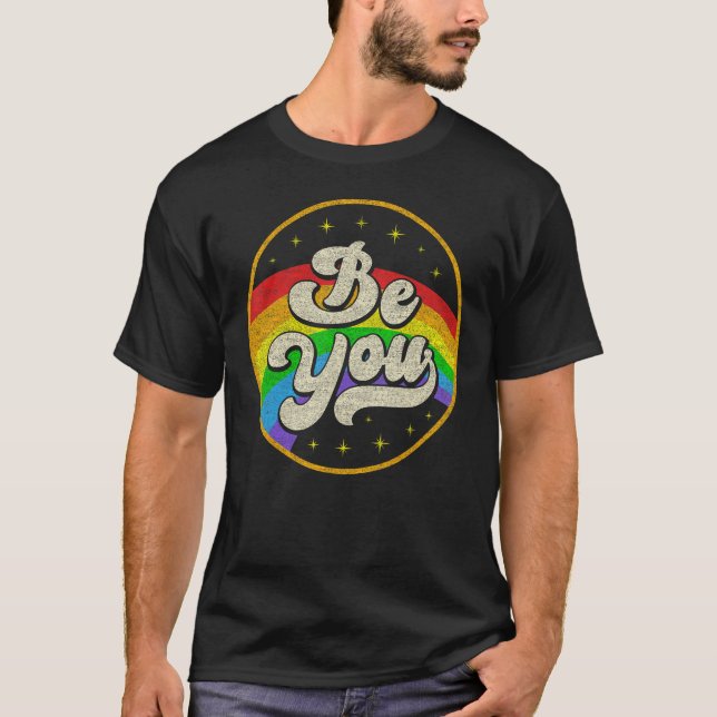 Camiseta Be You Pride LGBTQ Gay LGBT Ally Rainbow Flag Retr (Frente)