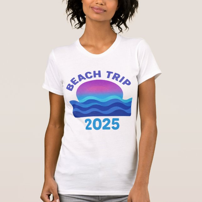 Camiseta Beach Trip 2025 - Retro Sunset & Waves Design (Frente)