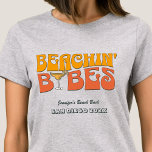 Camiseta Beachin Beachin Retro Festa de solteira de Praia<br><div class="desc">Faça um salto na sua próxima festa de solteira com esta festa de solteira de praia impressionante, camisetas personalizadas. Quer estejas a celebrar uma viagem de praia, férias de raparigas, ou um feriado de melhores amigos, esta camiseta de festa de solteira de praia personalizada é o complemento perfeito para a...</div>