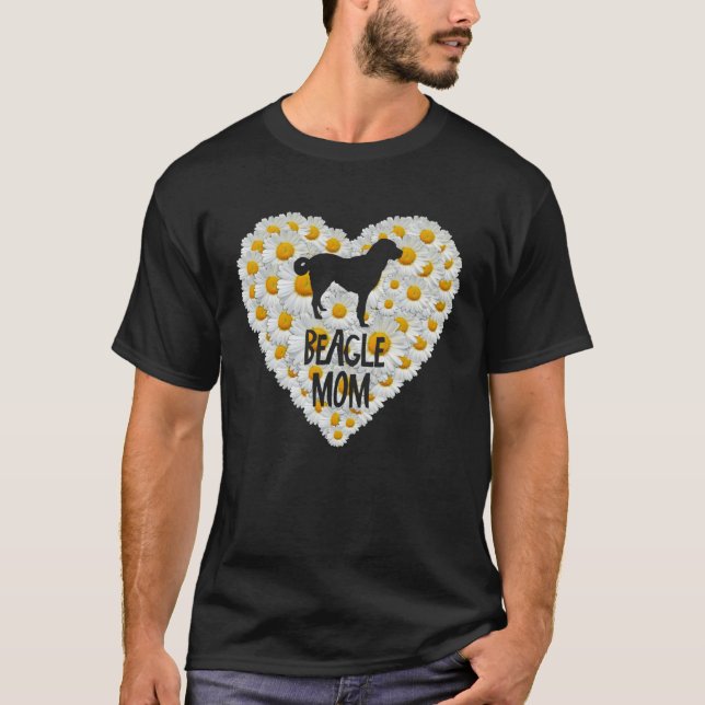 Camiseta Beagle Dog Mom on Love Heart White Daisy Flowers   (Frente)