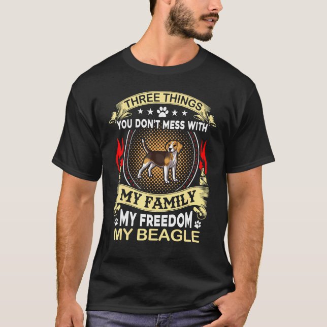 Camiseta Beagle Três Coisas Que Você Não Confunde Com Tee (Frente)