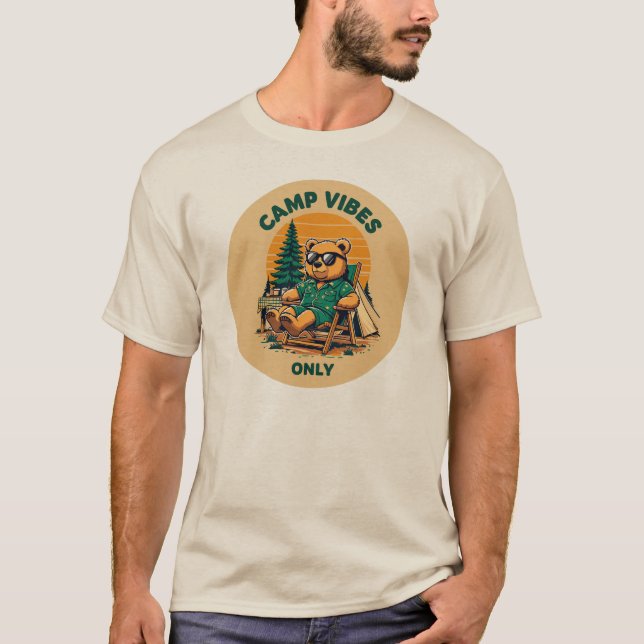 Camiseta Bear Camp Vibes Only - Chillin' Bear with Sunglass (Frente)