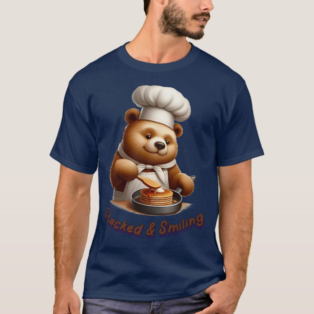Camiseta Bear Chef Vivendo Panquecas "Empilhado e Sorrindo" (Frente)