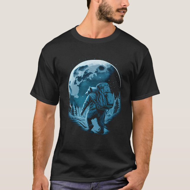 Camiseta Bear With Backpack Travels On The Moon Graphic (Frente)