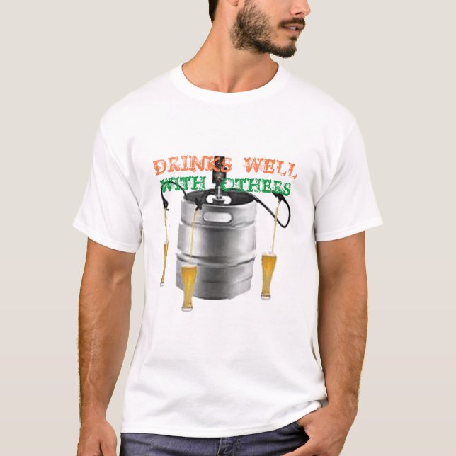 Camiseta beba bem com outros sortudos engraçados verdes bar (Frente)