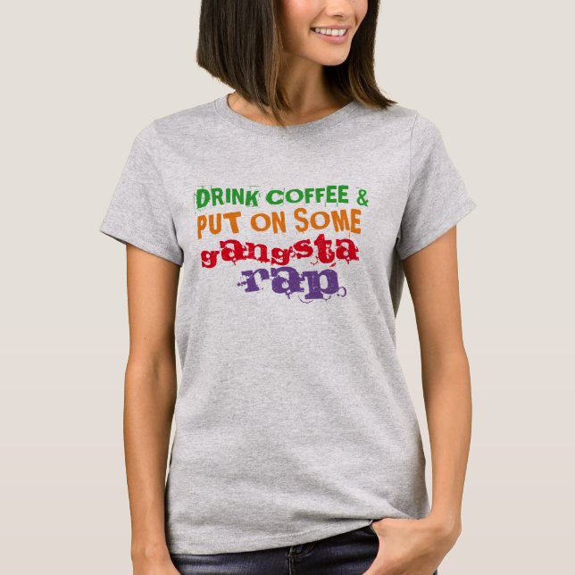 Camiseta beba o café e pnha sobre algum T engraçado do rap (Frente)