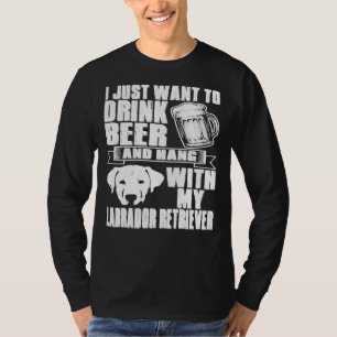 Camiseta Beba Uma Bebida Com O Cachorro De Retriever Labrad
