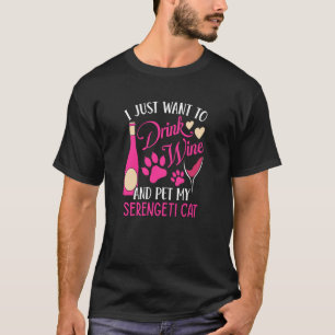 Camiseta Beba vinho e Pet My Serengeti Cat Humor Mãe