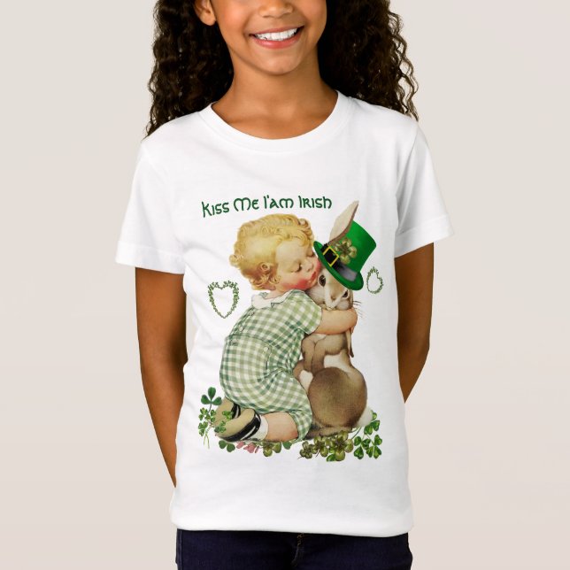 Camiseta BEBÊ ABRAÇANDO COELHO LEPRECHAUN HAT, Rua. (Frente)