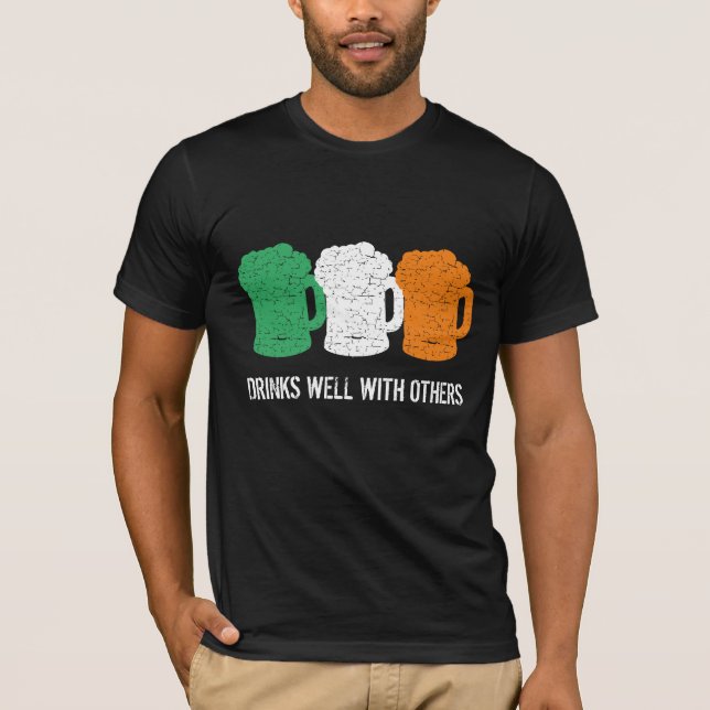 Camiseta Bebe bem com outras canecas de cerveja de cerveja  (Frente)