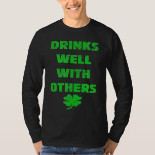 Camiseta Bebe Bem Com Outros Bebendo Dia de São Patrício
