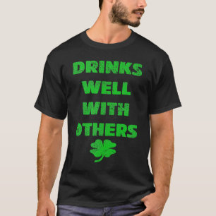 Camiseta Bebe Bem Com Outros Bebendo Dia de São Patrício