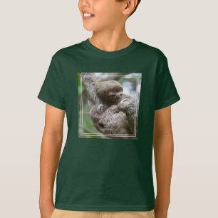 Camiseta Bebê de Preguiça com Mãe Pendurada em uma Árvore