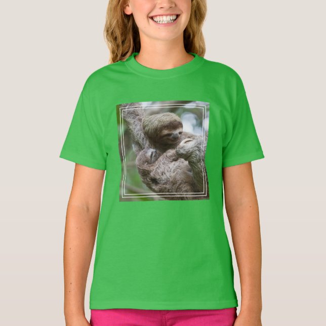 Camiseta Bebê de Preguiça com Mãe Pendurada em uma Árvore (Frente)