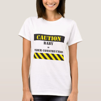 Camiseta Bebê do cuidado sob a construção