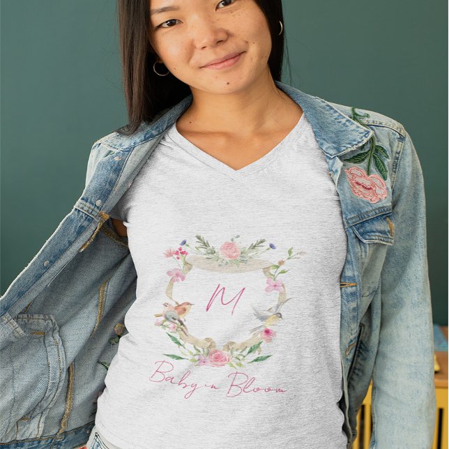Camiseta Bebê Em Sangue Pó Floral Monograma Rosa (Criador carregado)