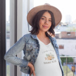 Camiseta Bebê está se preparando | Autumn Café Mama To Be<br><div class="desc">Esta camisa da mamãe apresenta um café de outono fofo com abóboras e uma fonte manuscrita bonita. Esta camisa é perfeita para anunciar que você está esperando ou dando como presente para a melhor mãe da sua vida. O chá de fraldas do café do outono com o texto "Oh Baby!"...</div>