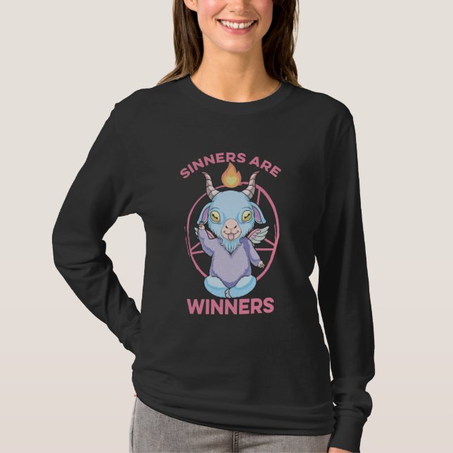 Camiseta Bebê Pastel Goth Baphomet Pecadores São Vencedores (Frente)