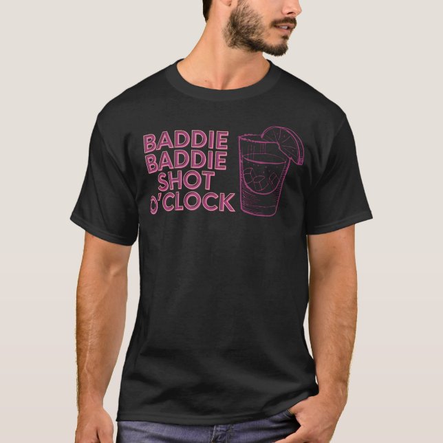 Camiseta Bebendo Baddie Baddie Shot Oclock Para Baddie (Frente)