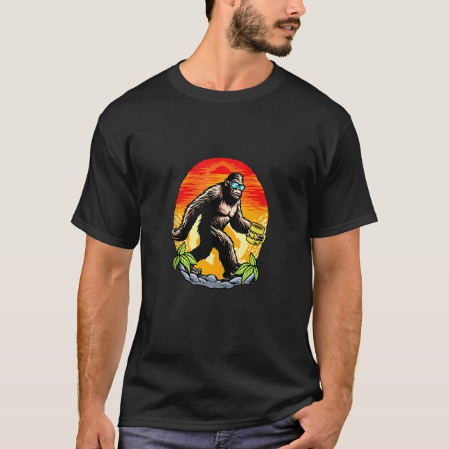 Camiseta Bebendo De Café Bigfoot Lover Sunset Sasquatch Cof (Frente)