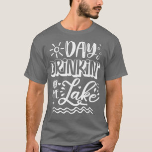 Camiseta Bebendo Do Dia No Campo De Pesca Do Barco Do Lago