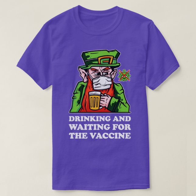 Camiseta Bebendo e espera pelo Leprechaun da Vacina1 (Frente do Design)