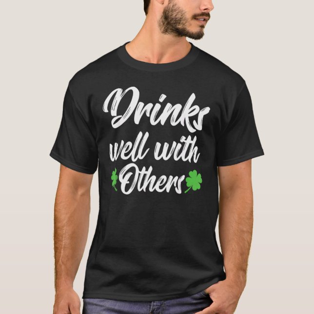 Camiseta Bebendo Engraçado Bebe Bem Com Não (Frente)