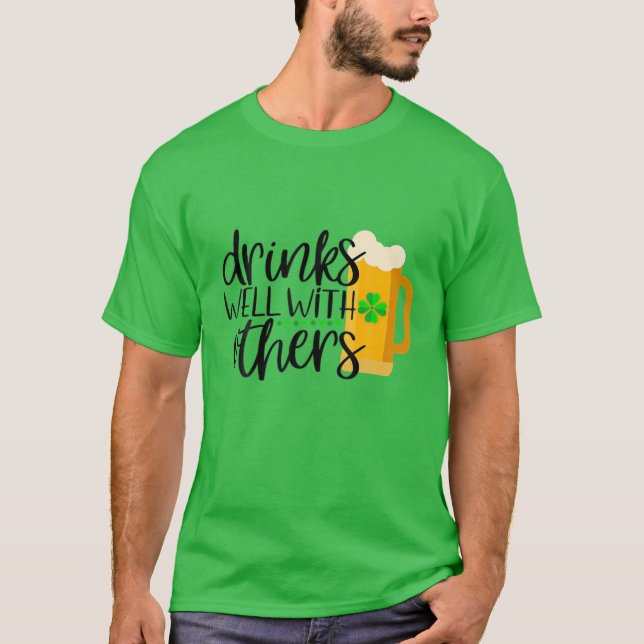 Camiseta Bebendo Engraçado Bebe Bem Com Não (Frente)