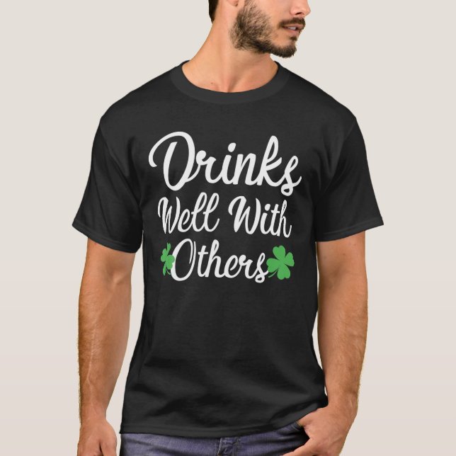 Camiseta Bebendo Engraçado Bebe Bem Com Não (Frente)