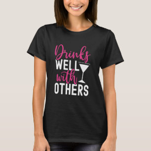 Camiseta Bebendo Engraçado Cita Meninas Viajam Bem Com O